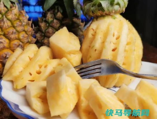 菠萝里面像花一样的小白东西是什么？菠萝盐水泡久了会怎么样