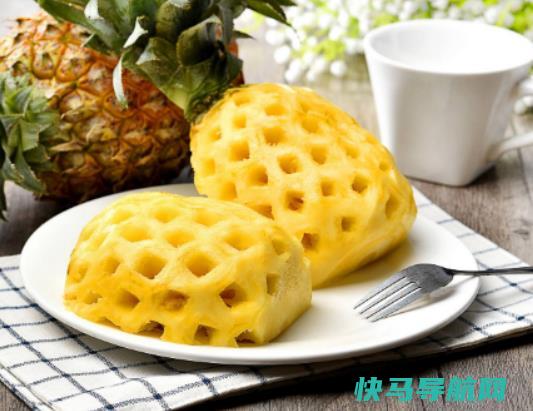 菠萝里面像花一样的小白东西是什么？菠萝盐水泡久了会怎么样
